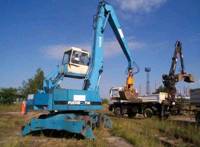 Fuchs-Bagger mit hochgestellter Kabine